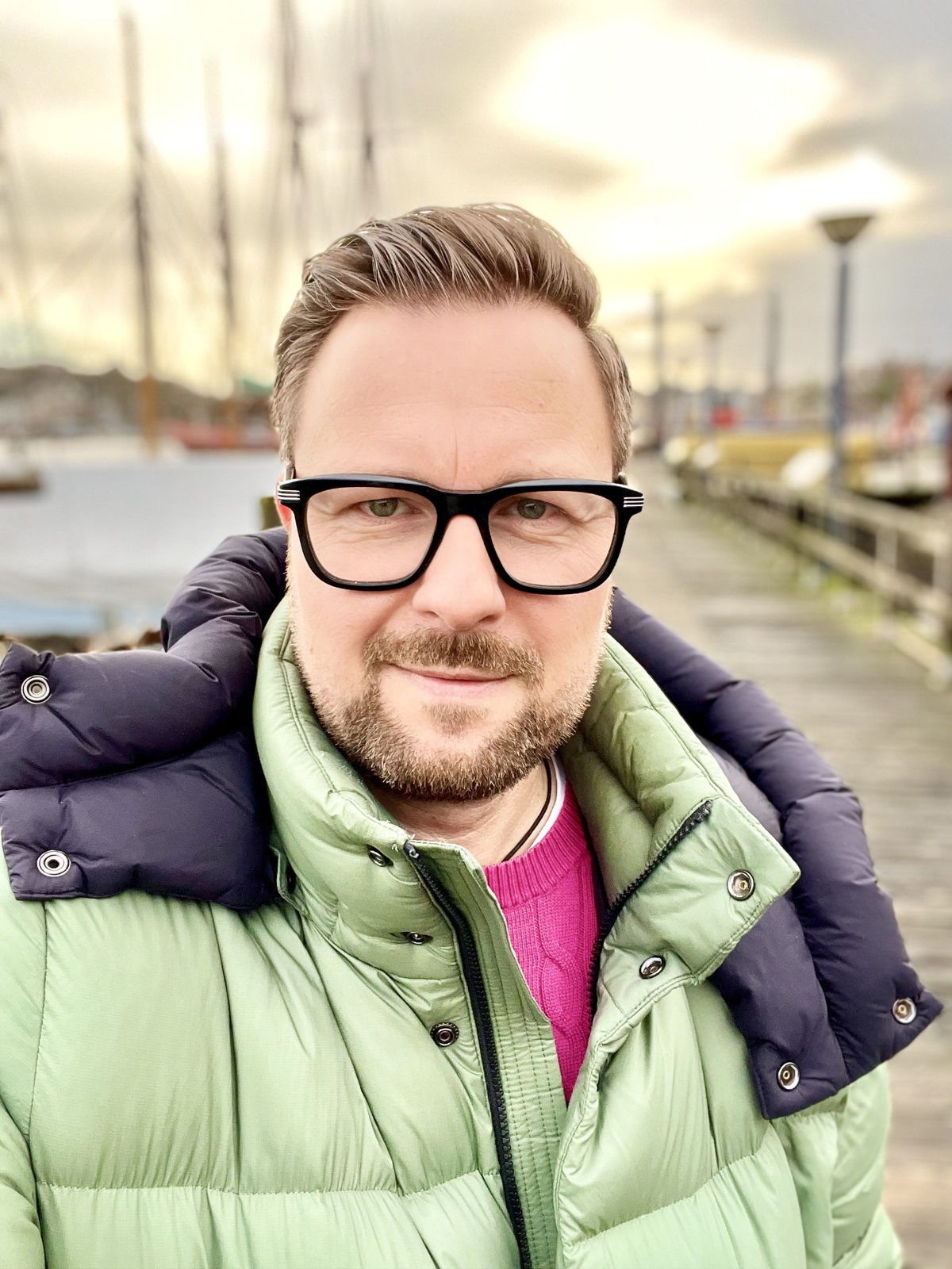 Steffen Günther mit grüner Jacke und Brille am Hafen
